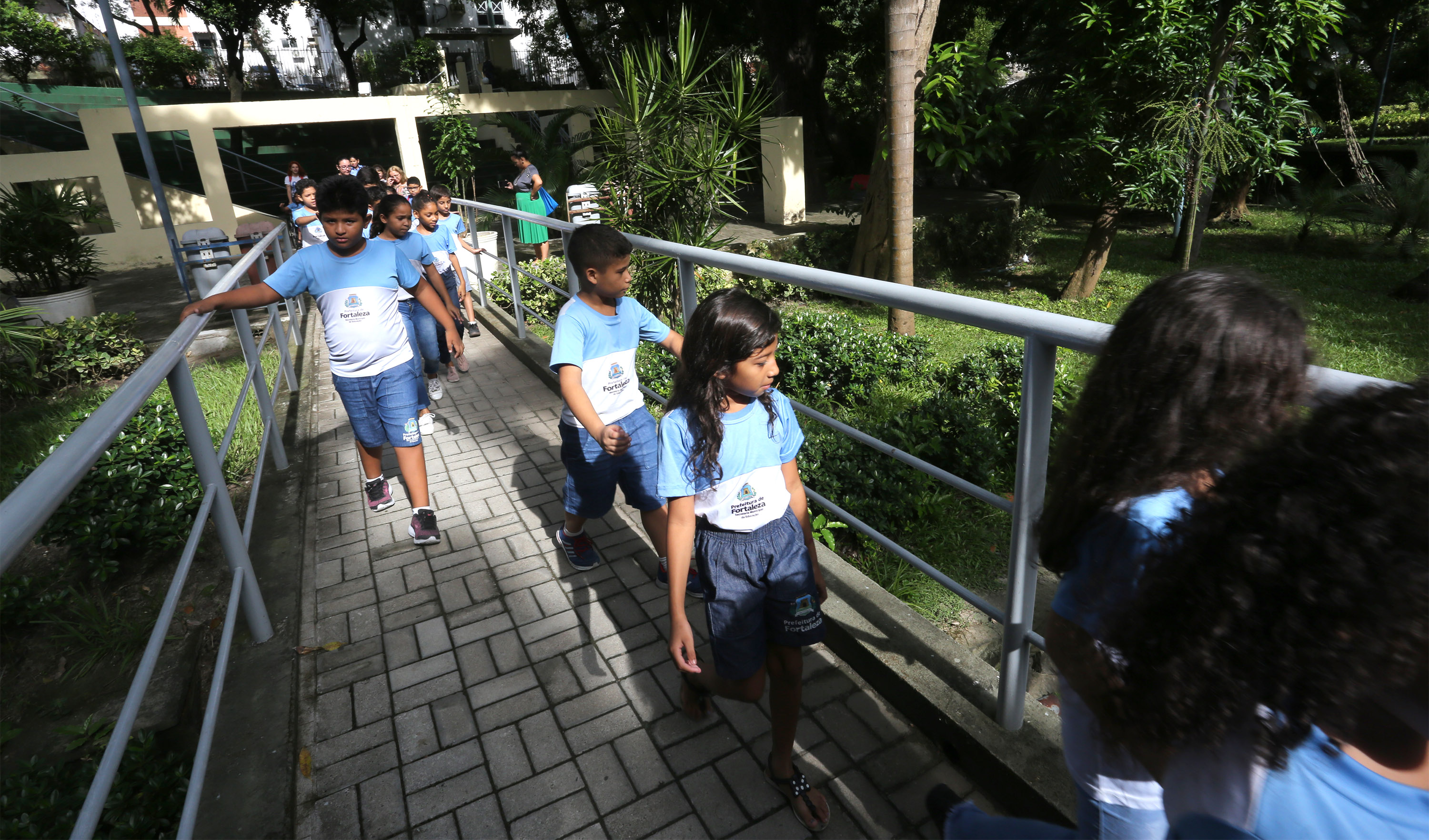 crianças passeando por ponte
